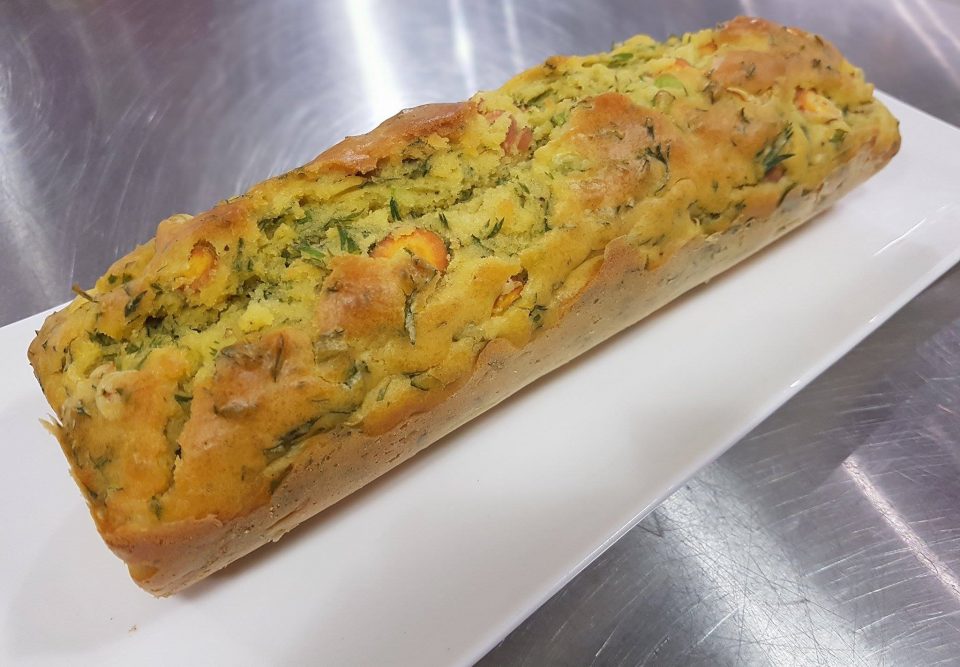 Cake aux oignons nouveaux, carottes et leurs fanes