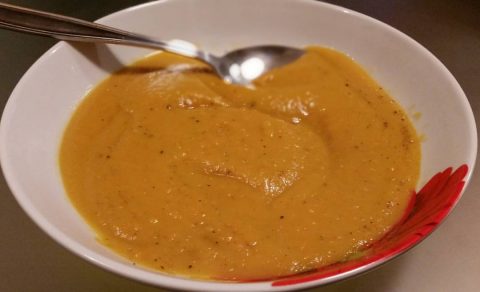 Soupe de patate douce au curry et lait de coco