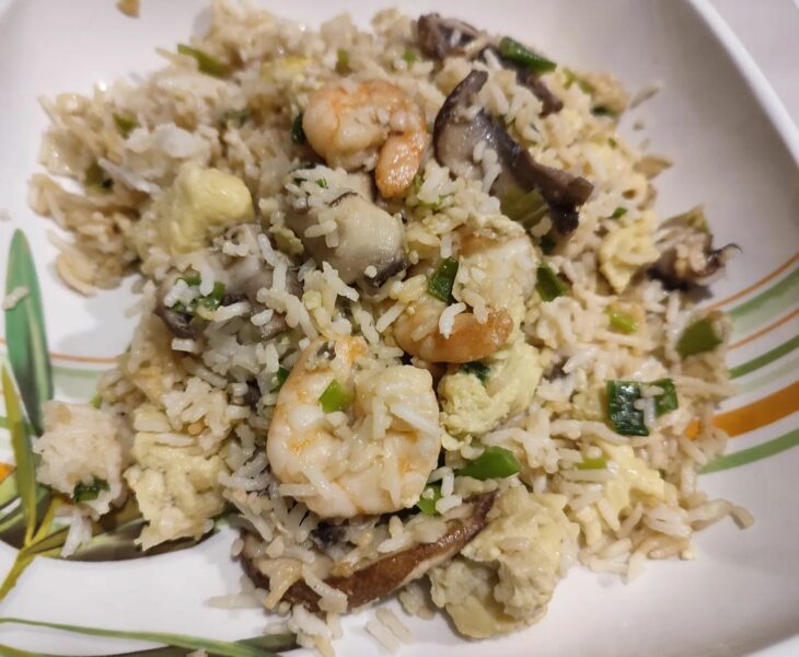 Riz sauté chinois aux crevettes et champignons