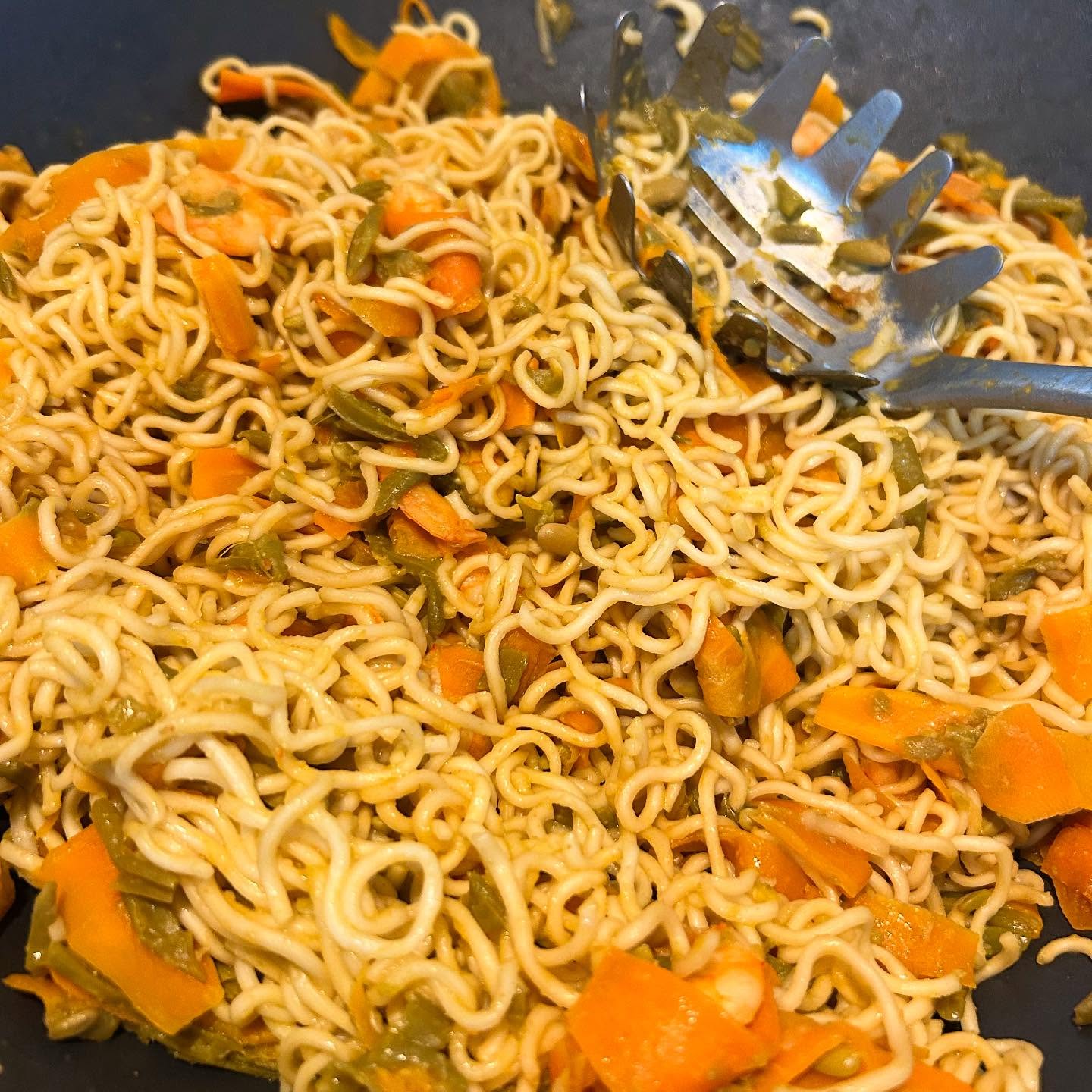 Nouilles sautées aux crevettes et légumes