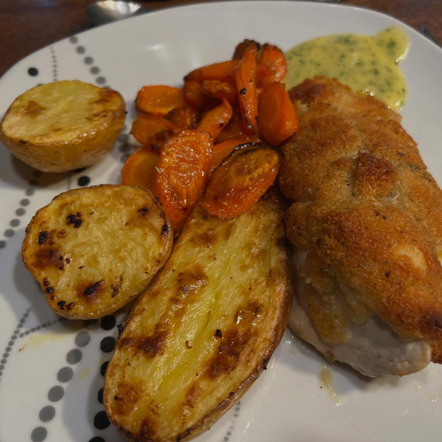 Poulet en croûte de parmesan et ses légumes rôtis